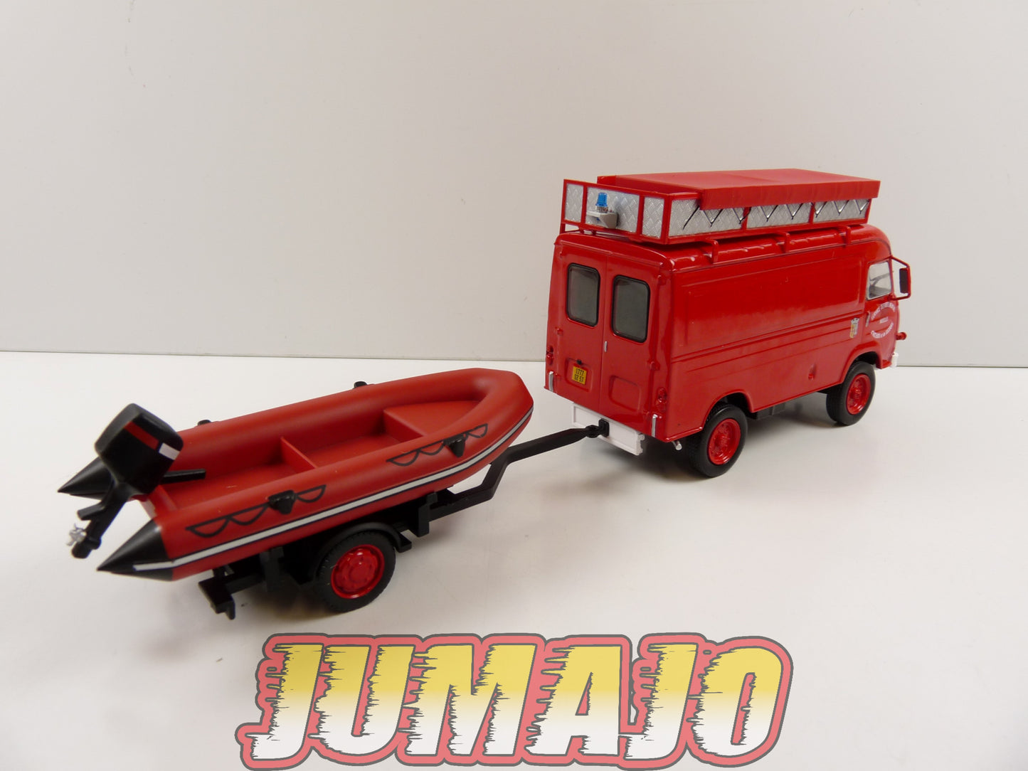 CPF82 Camion 1/43 Hachette IXO Pompiers : SAVIEM TP3 secours subaquatiques + canot de sauvetage