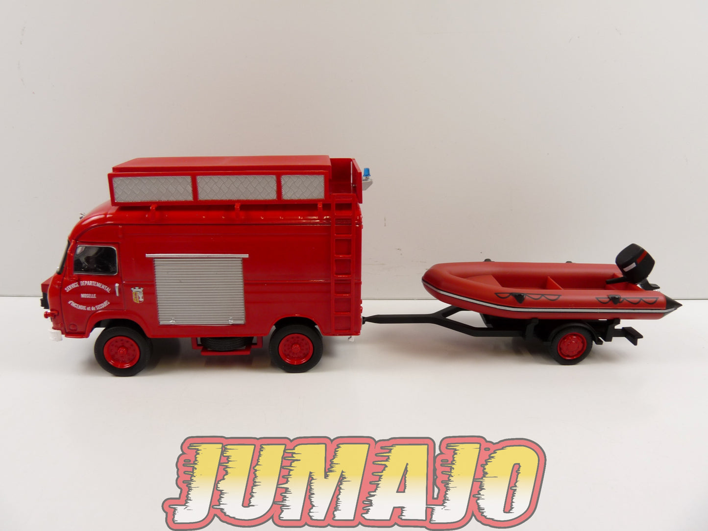 CPF82 Camion 1/43 Hachette IXO Pompiers : SAVIEM TP3 secours subaquatiques + canot de sauvetage