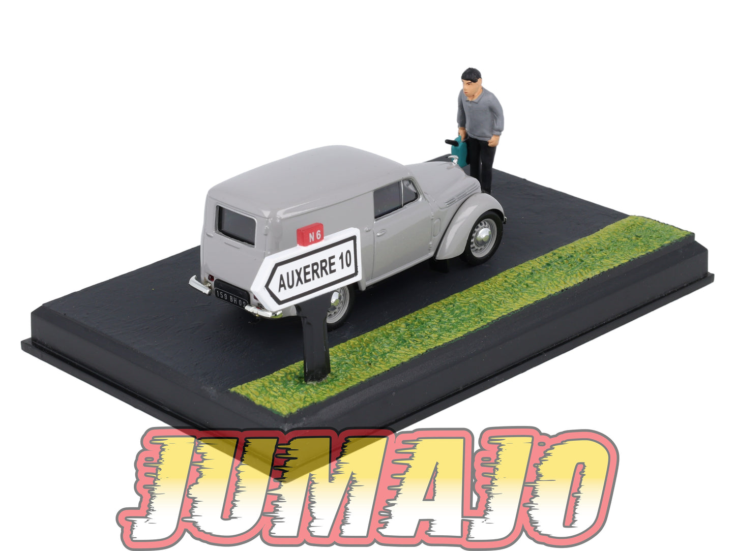 NB74 Voiture IXO 1/43 Diorama Route bleue RENAULT Juvaquatre panne d'essence