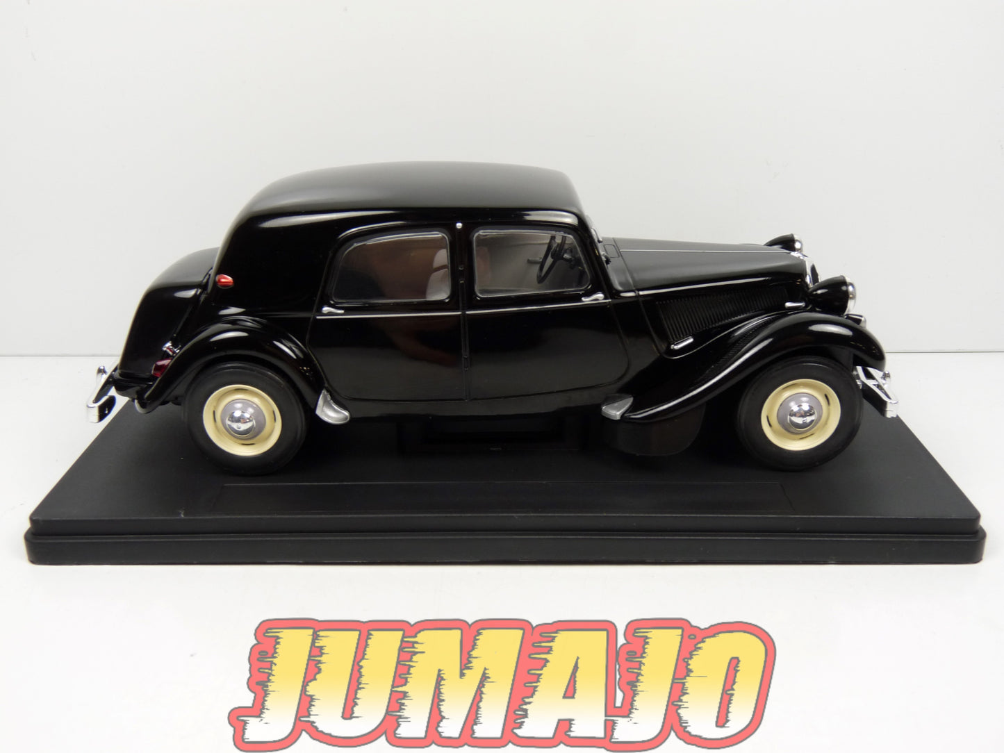 PTVQ50 Voiture 1/24 SALVAT Models : CITROEN Traction 1952