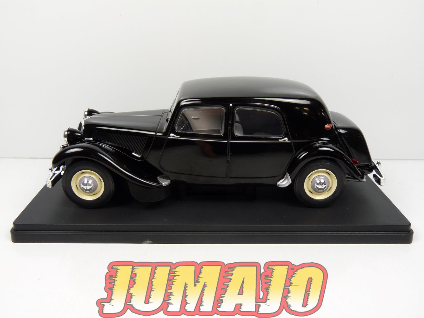 PTVQ50 Voiture 1/24 SALVAT Models : CITROEN Traction 1952