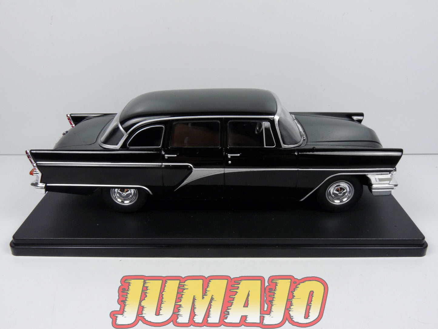 VQR15 Voiture 1/24 Hachette Roumanie : GAZ-13 "Chaika" 1960