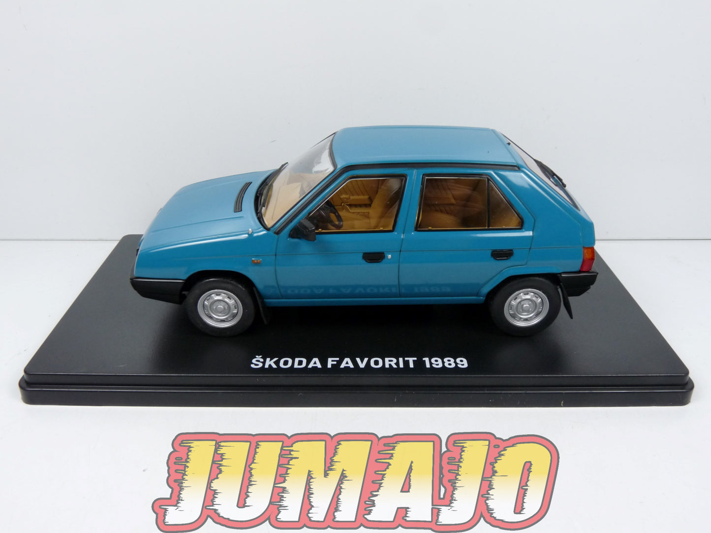 VQR26 Voiture 1/24 Hachette Roumanie : SKODA Favorit 135L 1989
