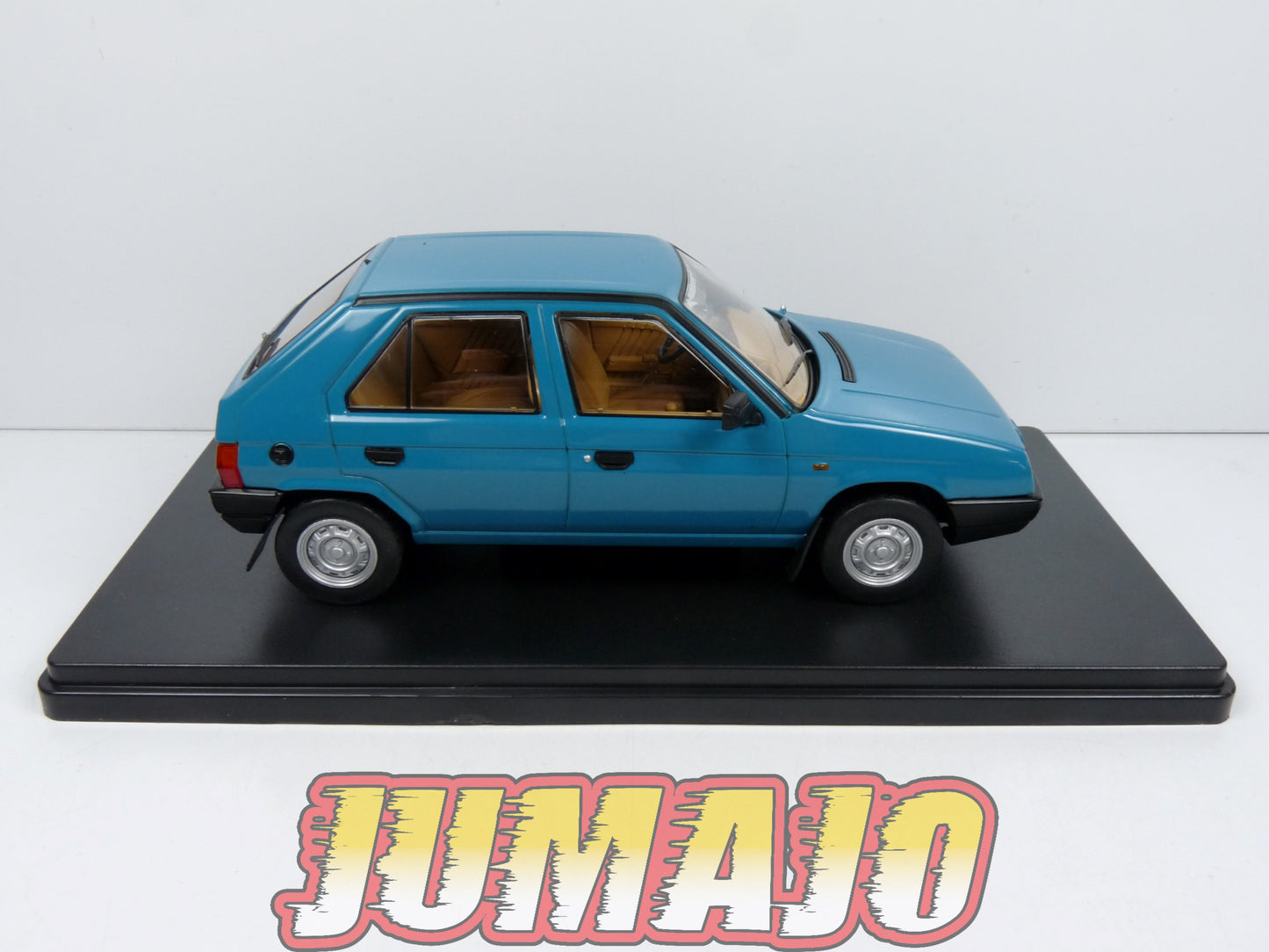 VQR26 Voiture 1/24 Hachette Roumanie : SKODA Favorit 135L 1989