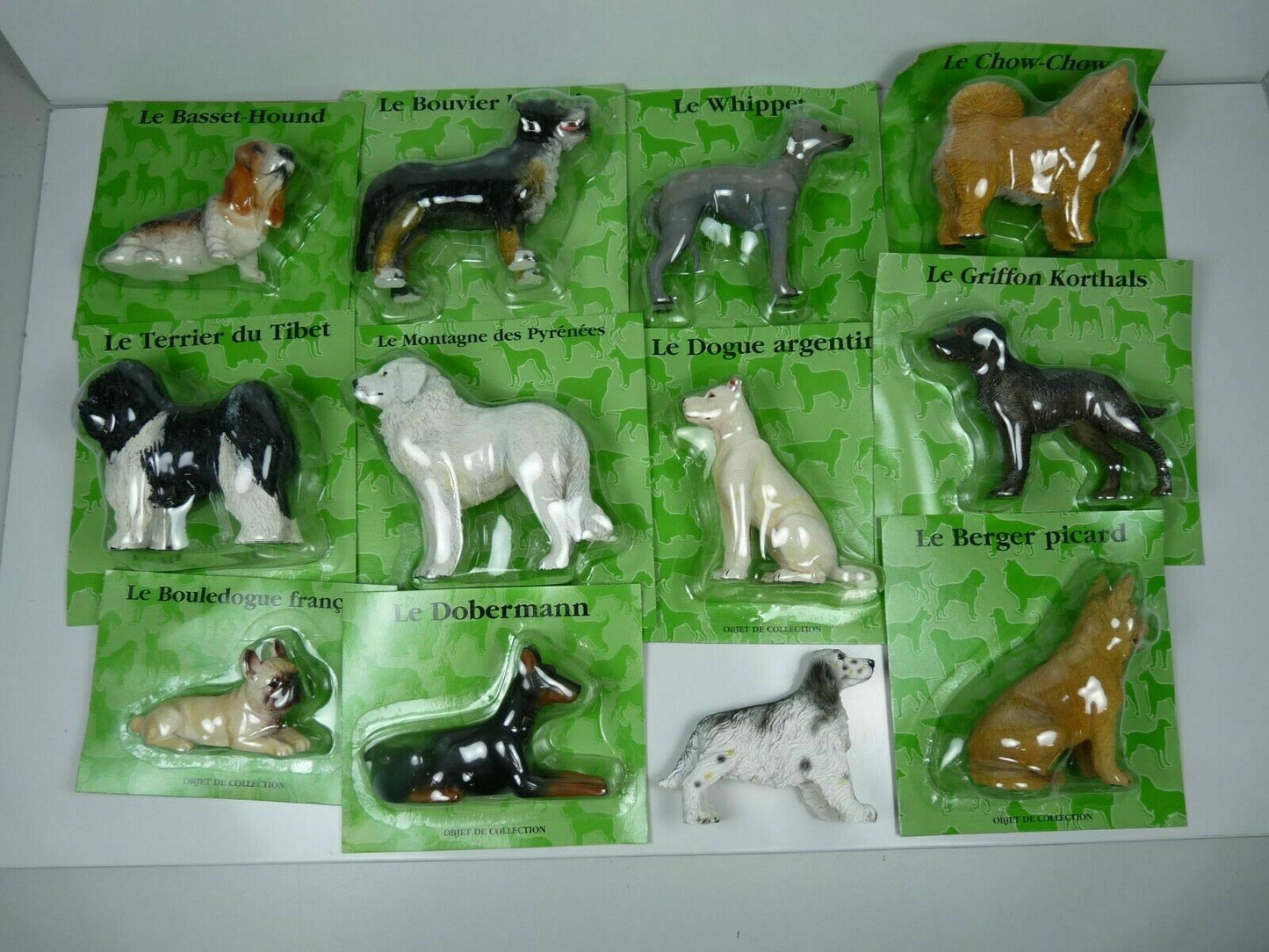 LC2 Lot 12 chiens en résine 6 à 10 cm de haut bouledogue français dobermann whippet