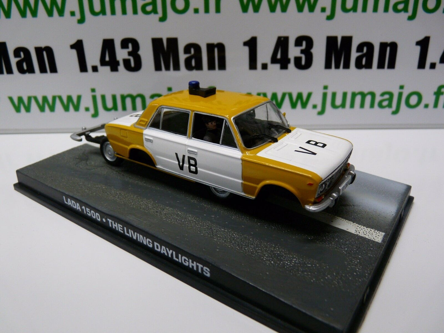JB26 voiture 1/43 IXO 007 JAMES BOND : LADA 1500 police the living daylights