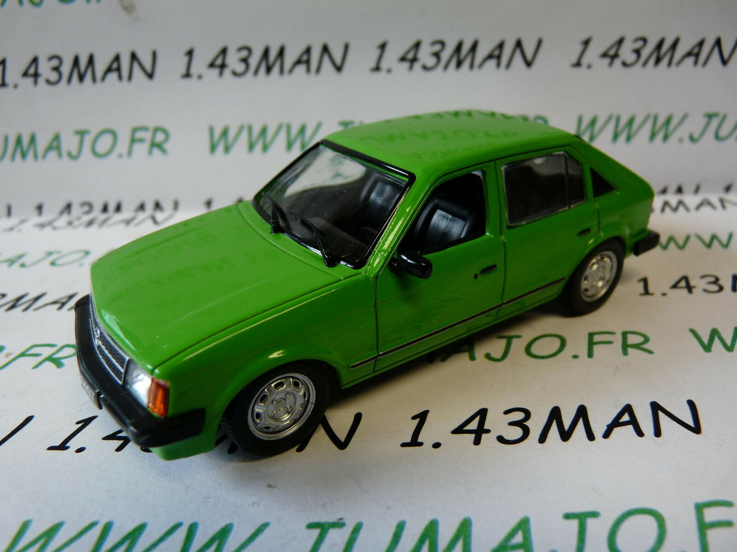 PL204 Voiture 1/43 IXO IST DeAgostini POLOGNE : OPEL Kadett D 5 portes