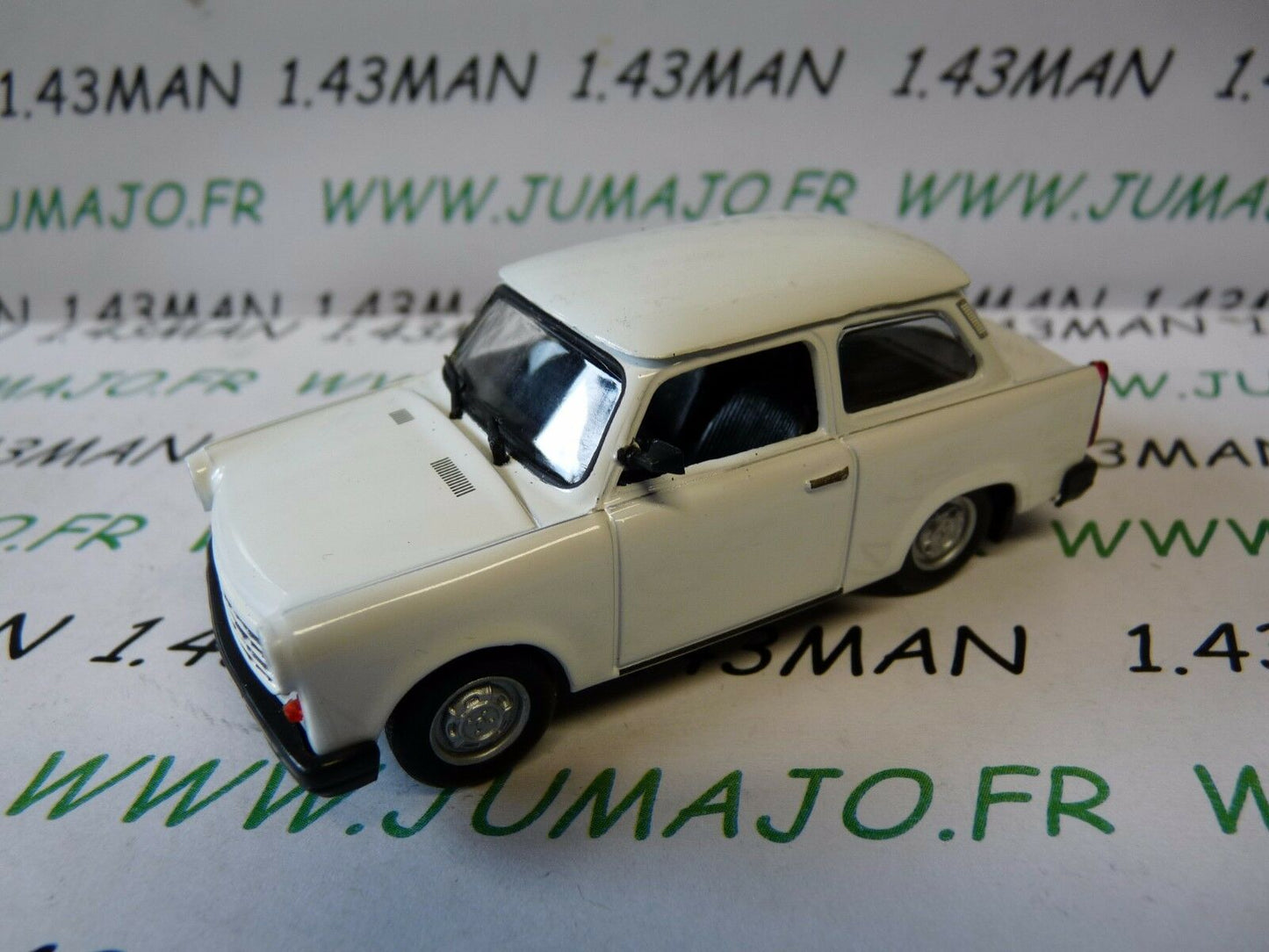 PL68 Voiture 1/43 IXO IST DeAgostini POLOGNE : TRABANT 1.1 limousine