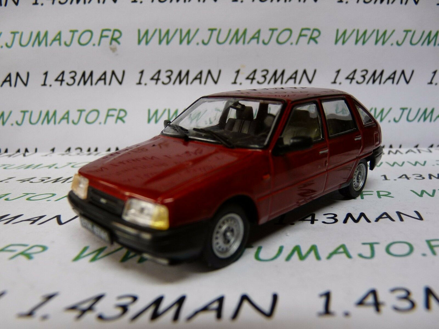 PL136 Voiture 1/43 IXO IST DeAgostini POLOGNE : IZ 2126