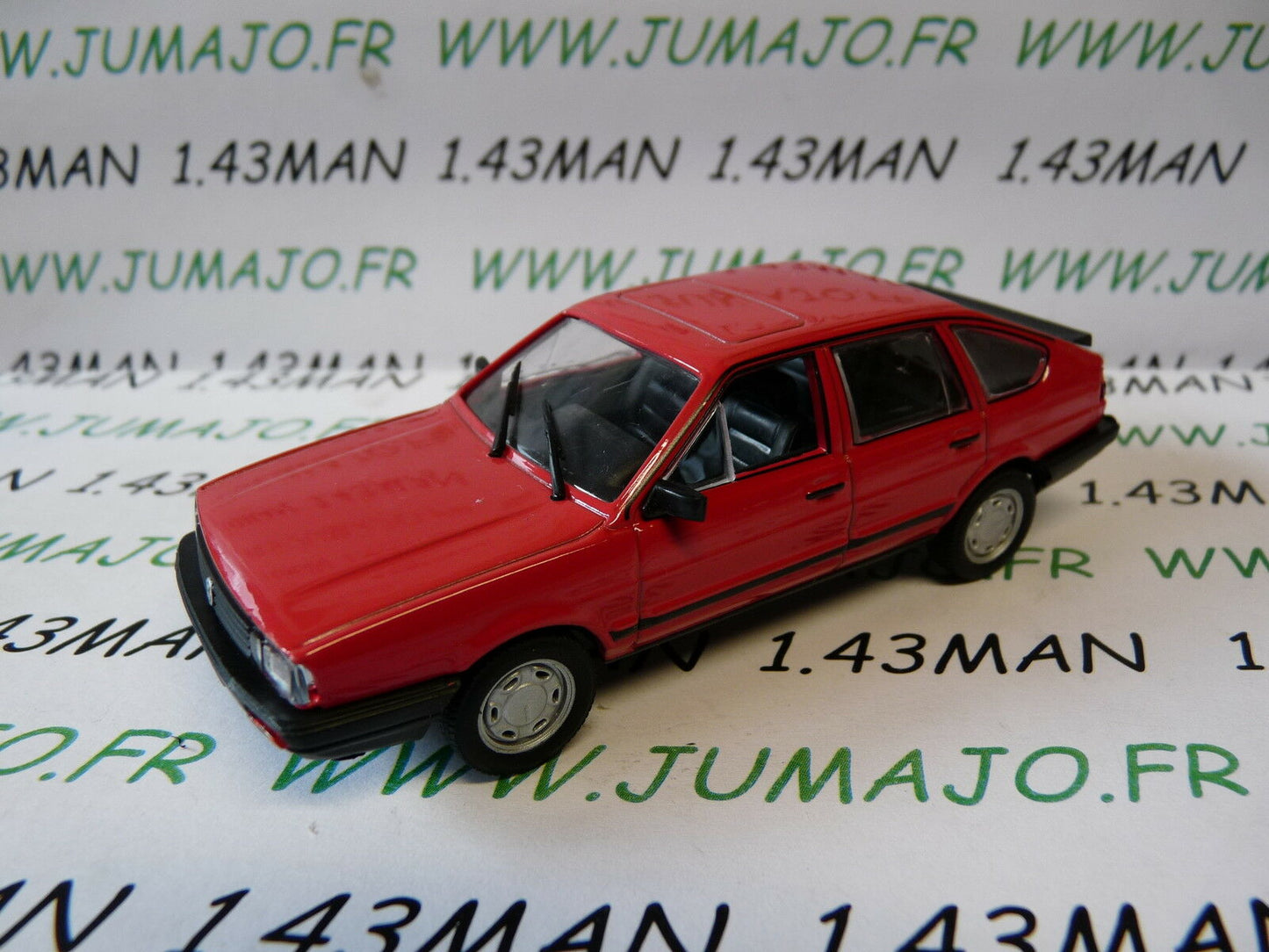 PL27 VOITURE 1/43 IXO IST déagostini POLOGNE : VOLKSWAGEN PASSAT B2 rouge
