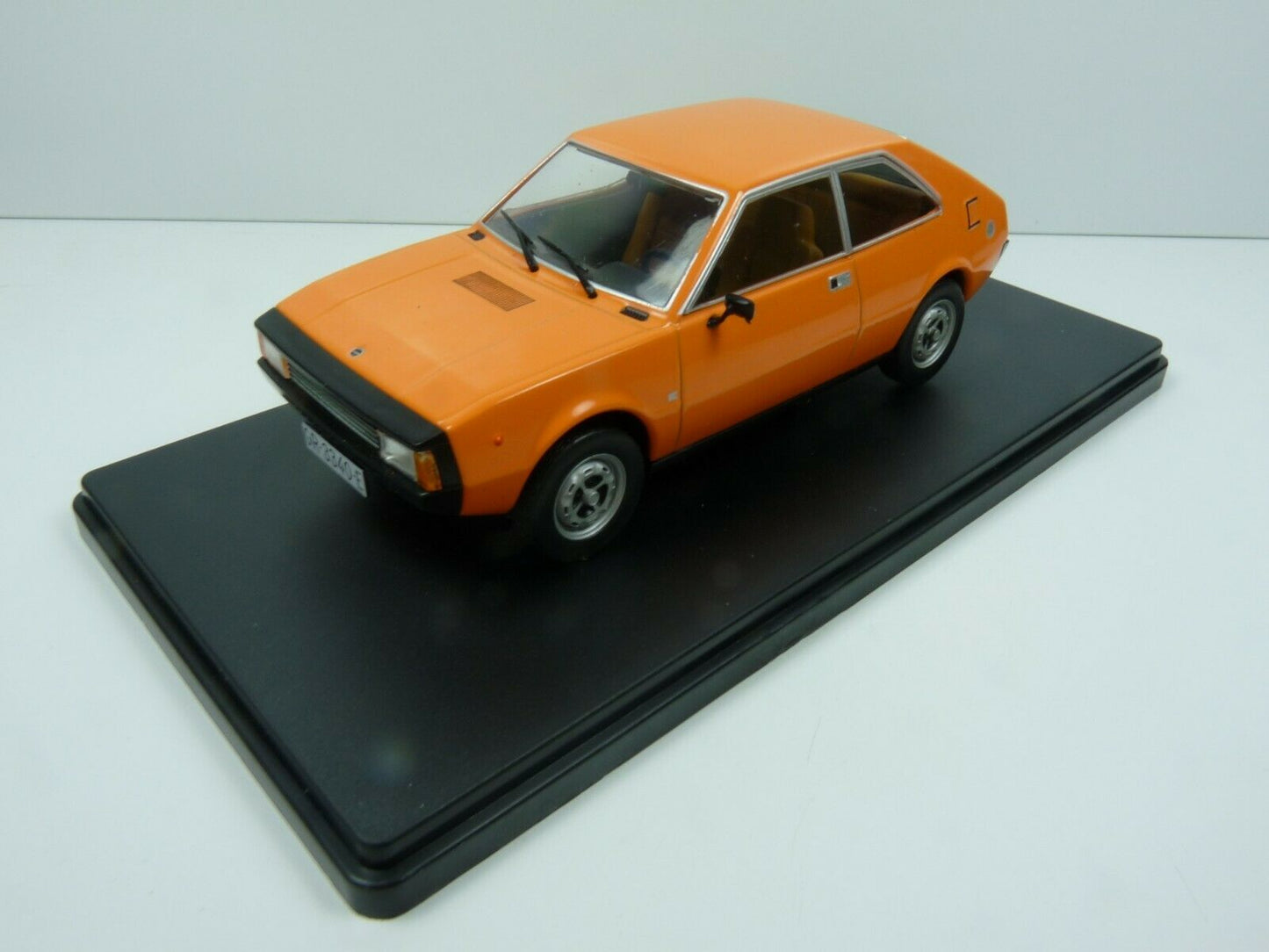 VQ11 Voiture 1/24 SALVAT Models : SEAT 1200 Sport 1977