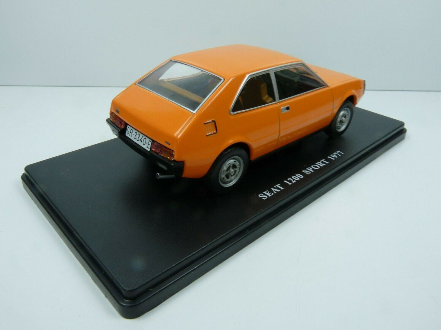 VQ11 Voiture 1/24 SALVAT Models : SEAT 1200 Sport 1977
