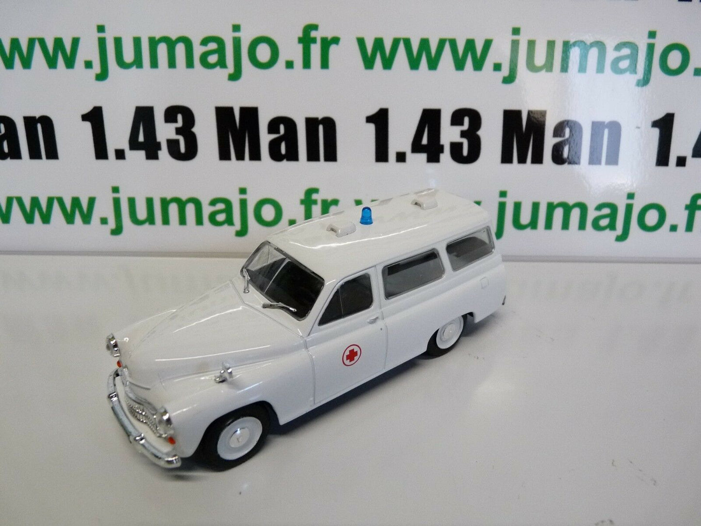 PL183 Voiture 1/43 IXO IST DeAgostini POLOGNE Warszawa 202A ambulance croix rouge