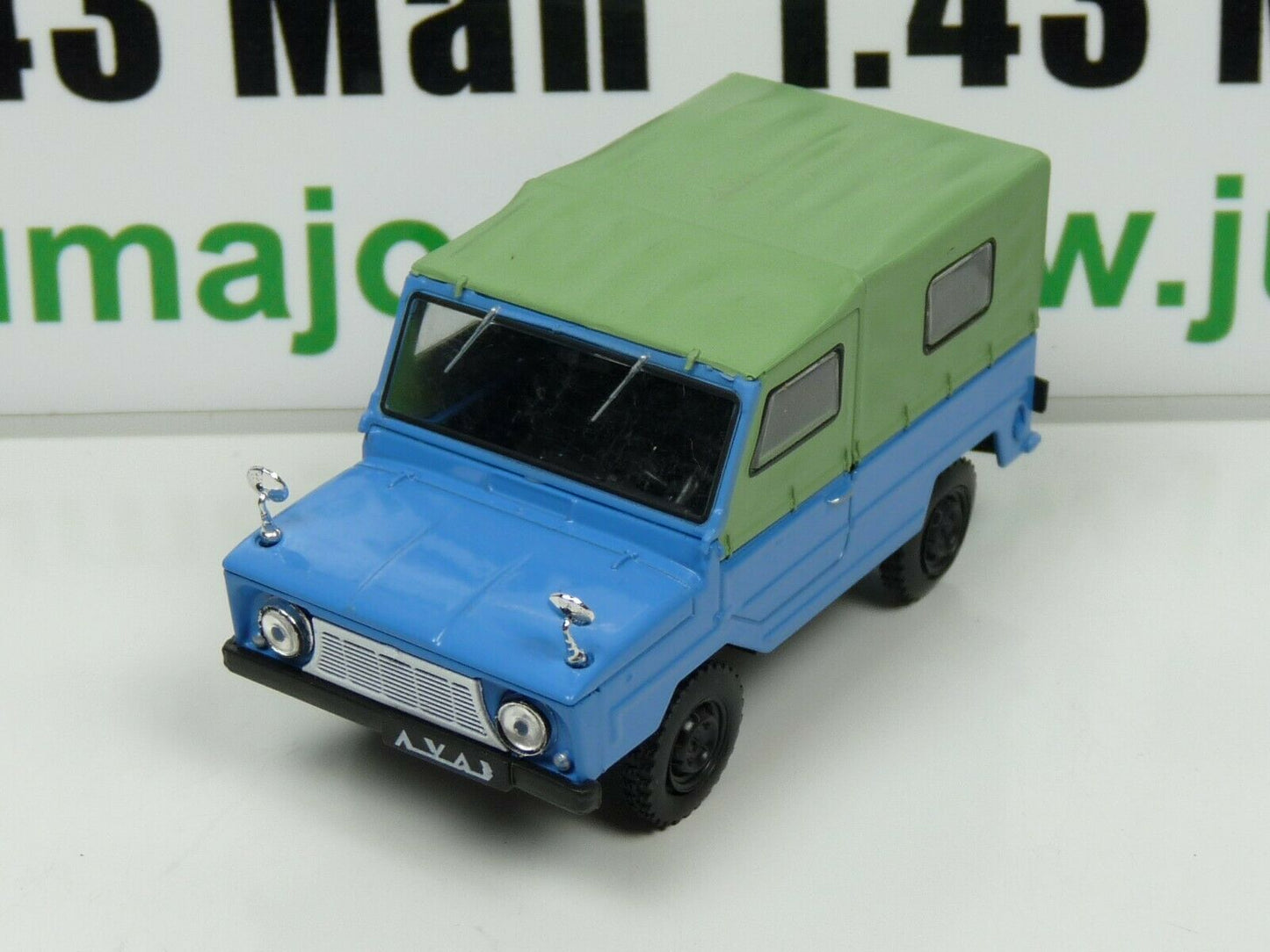 RUS9 Voiture 1/43 IXO déagostini RUSSE URSS : LUAZ 969 1967