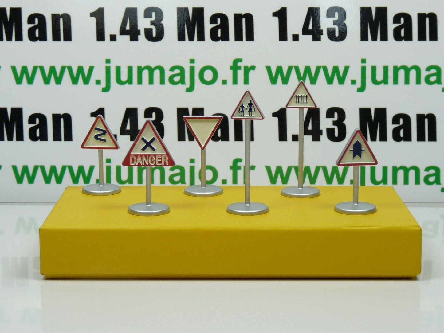 DT1 coffret réédition DINKY TOYS atlas : 6 panneaux de signalisation route #41