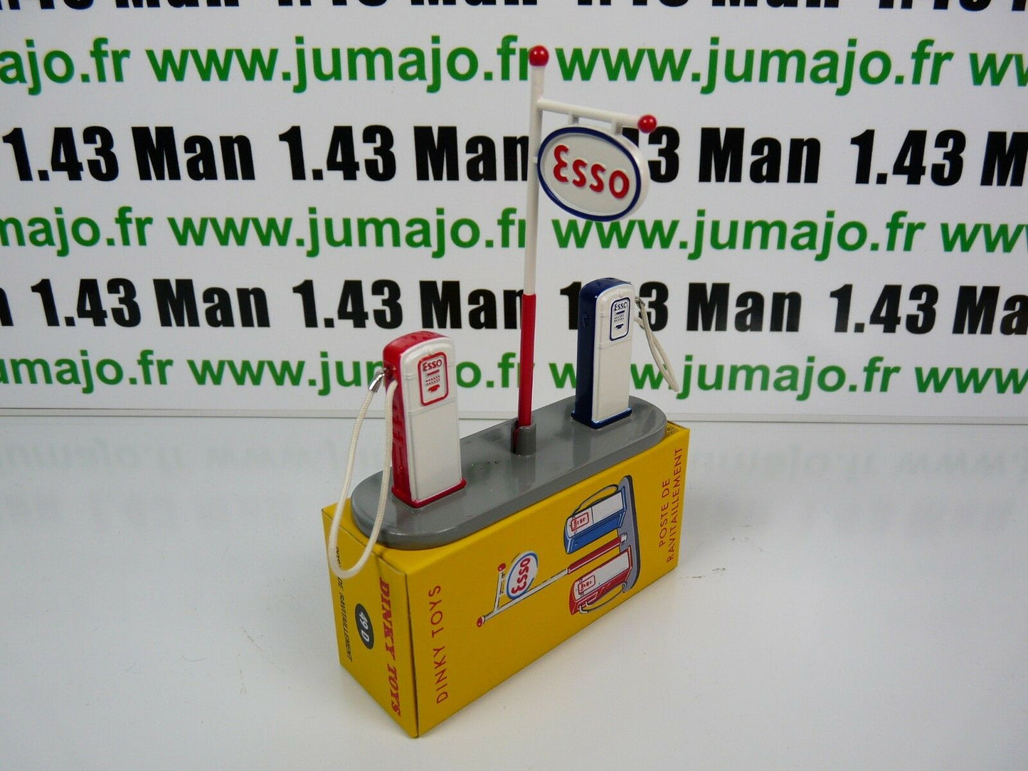 DT7 Voiture 1/43 réédition DINKY TOYS Atlas : Poste de ravitaillement pompe ESSO 49D
