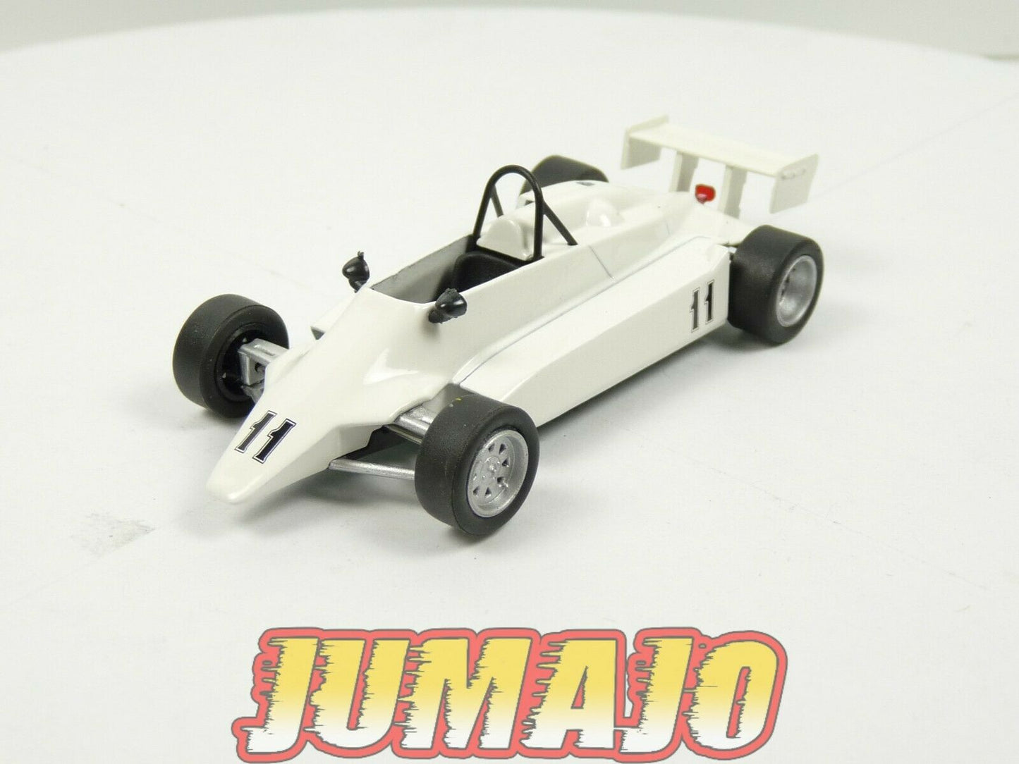 RUS31 Voiture1/43 IXO déagostini RUSSE URSS : Estonia 21