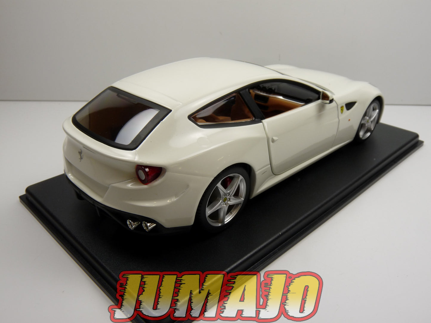 FVQ12 Voiture 1/24 BURAGO HACHETTE FERRARI GT BOITE CASSÉE : FF 2011 Blanche