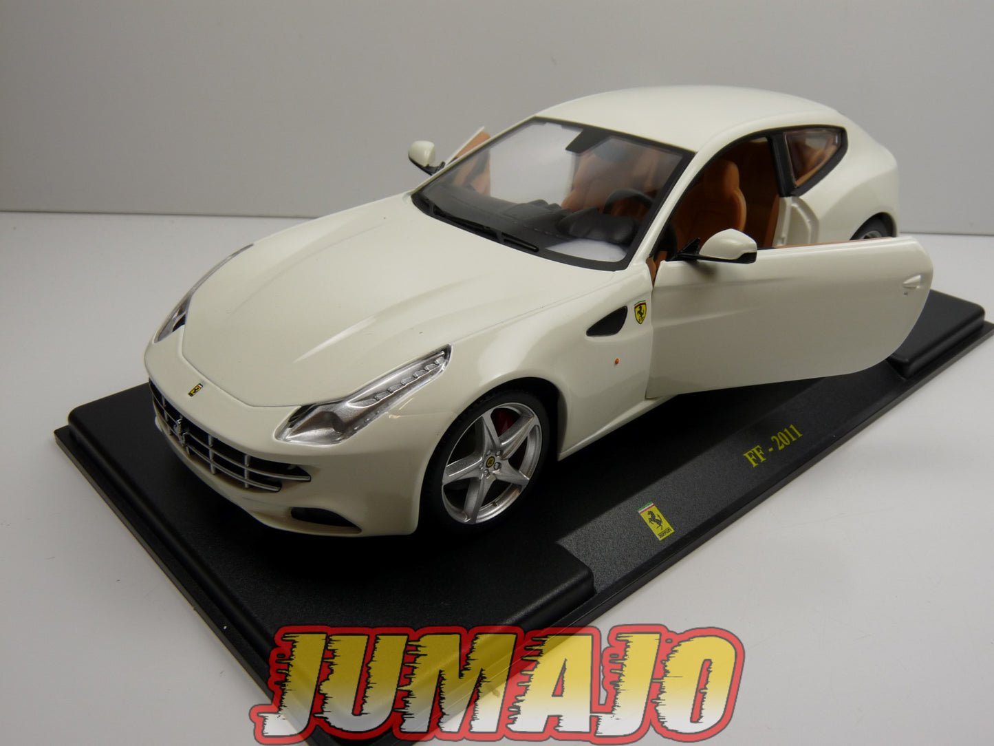 FVQ12 Voiture 1/24 BURAGO HACHETTE FERRARI GT BOITE CASSÉE : FF 2011 Blanche