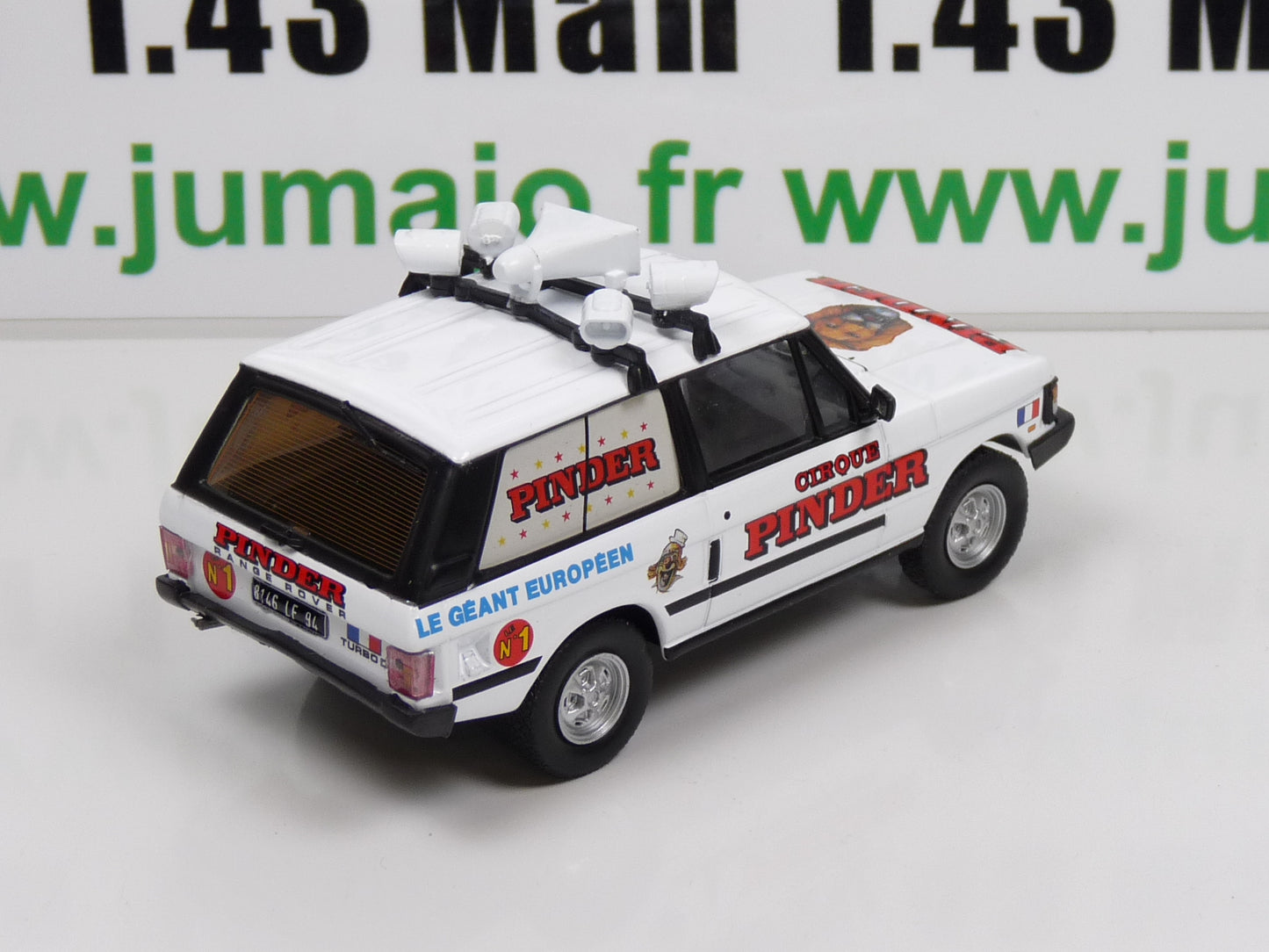 LOT 2 Véhicules 1/43 IXO CIRQUE PINDER : Bernard + Range Rover