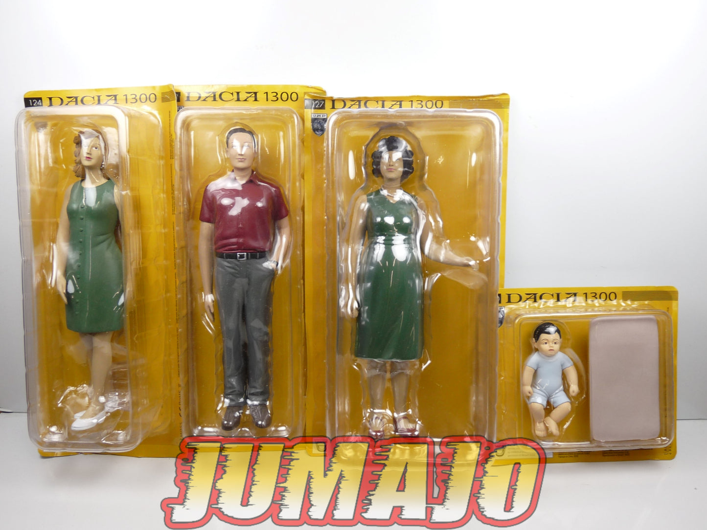 AB4 lot 4 FIGURINES PVC diorama 1/8 eaglemoss dacia 1300 : 1 Homme + 2 femmes + 1 Bébé