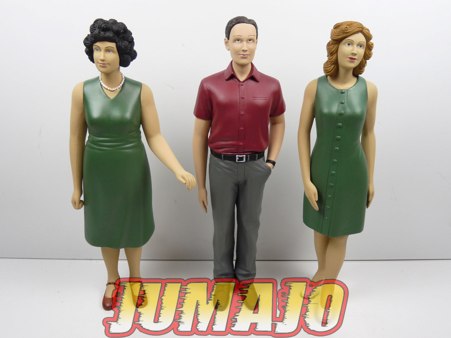 AB4 lot 4 FIGURINES PVC diorama 1/8 eaglemoss dacia 1300 : 1 Homme + 2 femmes + 1 Bébé