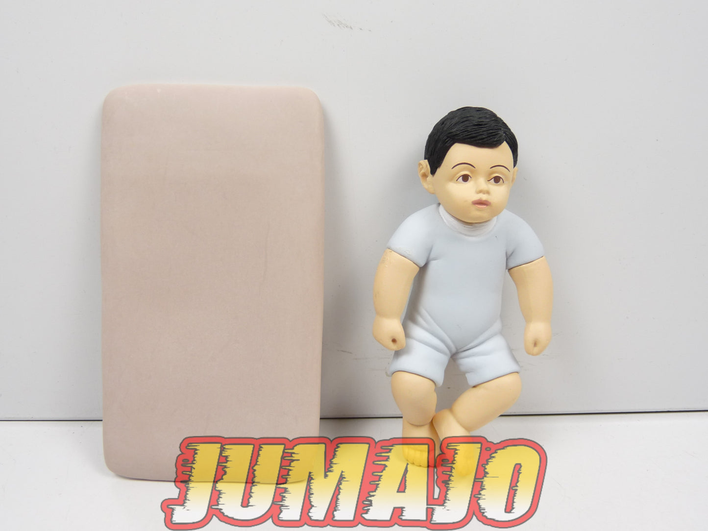 AB4 lot 4 FIGURINES PVC diorama 1/8 eaglemoss dacia 1300 : 1 Homme + 2 femmes + 1 Bébé
