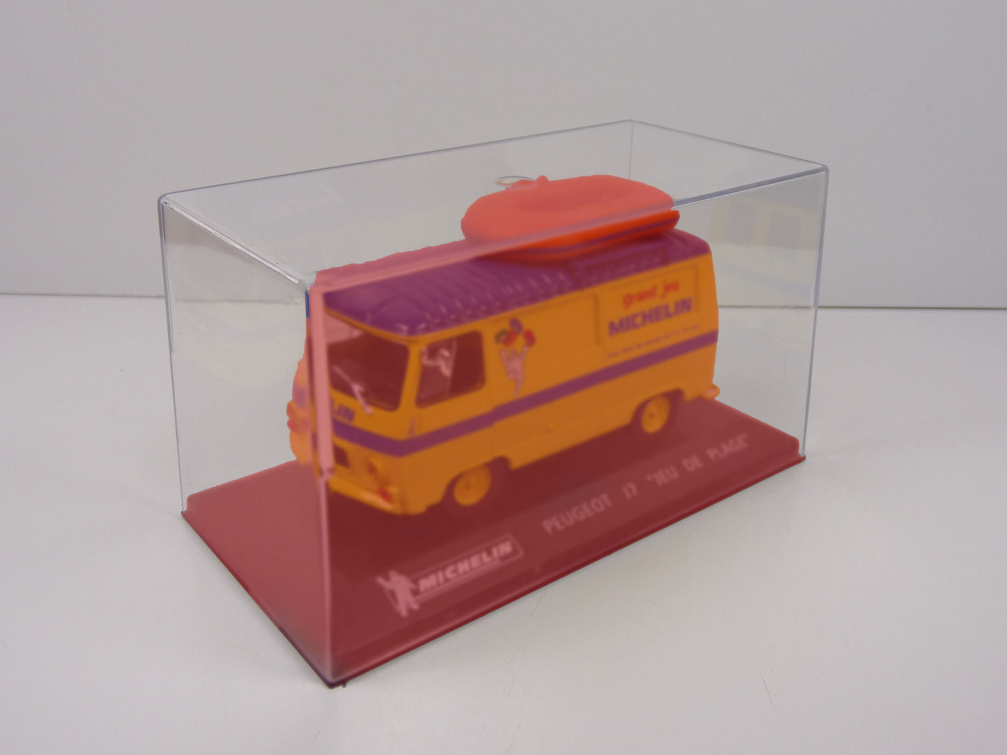 BTE4 Boîtes vitrine HAUTES 8 cm : Lot de 16 boîtes avec socles