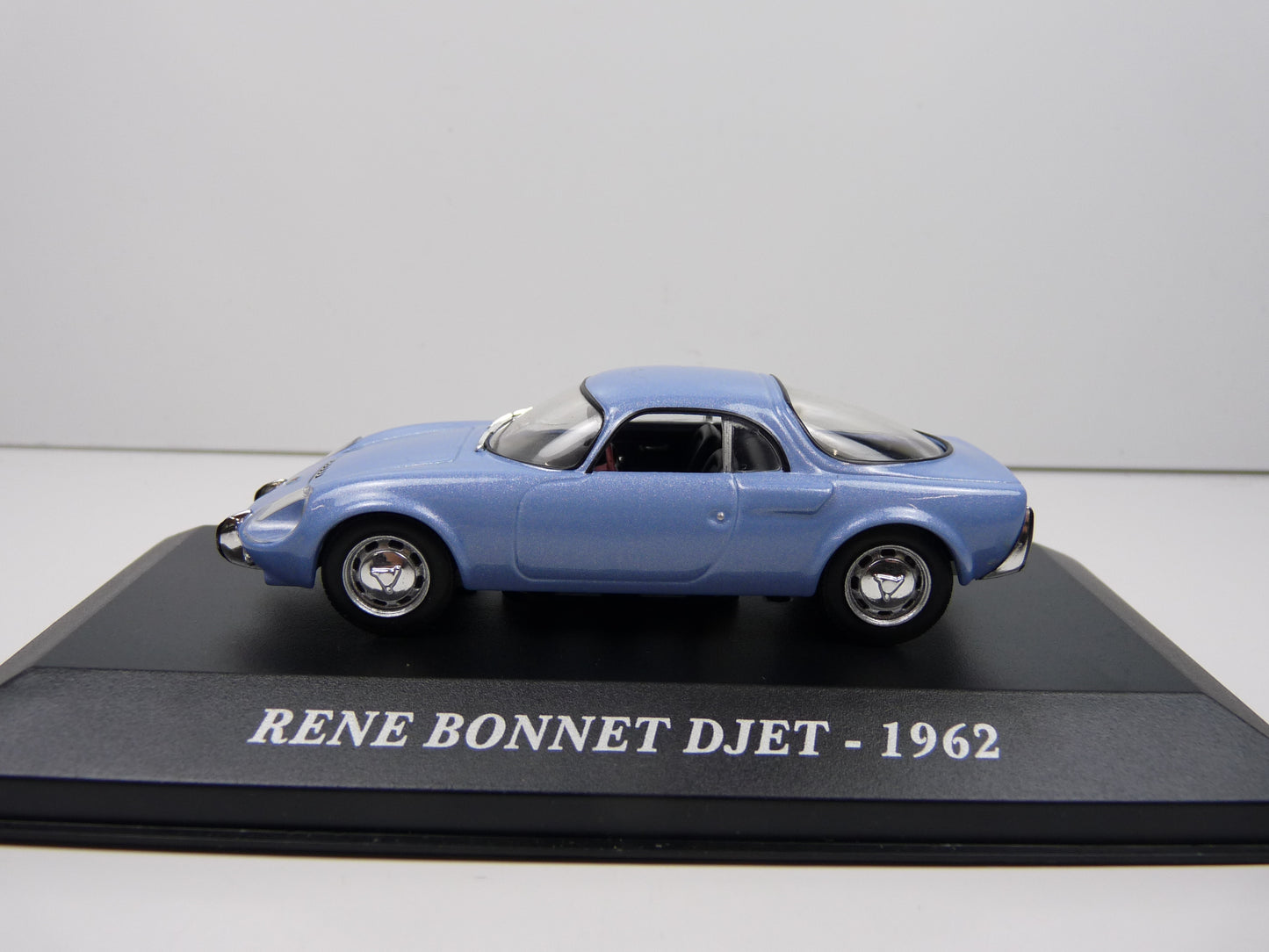FA26 Voiture 1/43 IXO altaya Voitures d'autrefois : Rene Bonnet Djet 1962