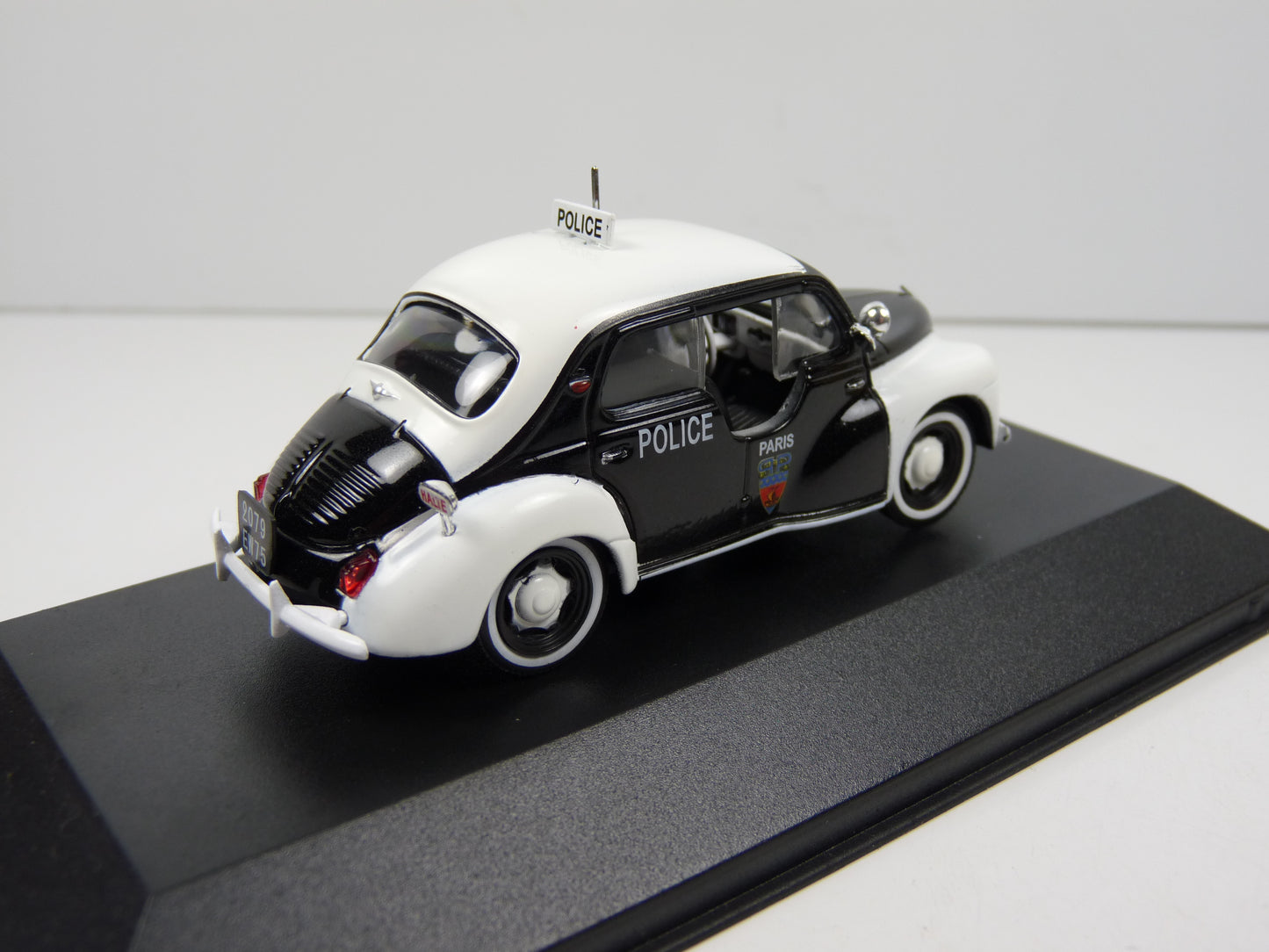 POL5 1/43 IXO Atlas Police du Monde : RENAULT 4CV Police Paris