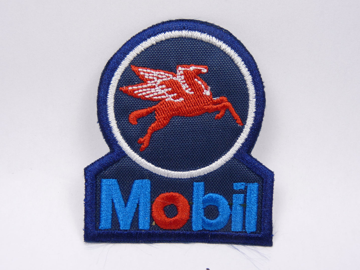 PTC103 Patch brodé thermocollé : logo Mobil largeur environ 6 cm hauteur environ 7 cm