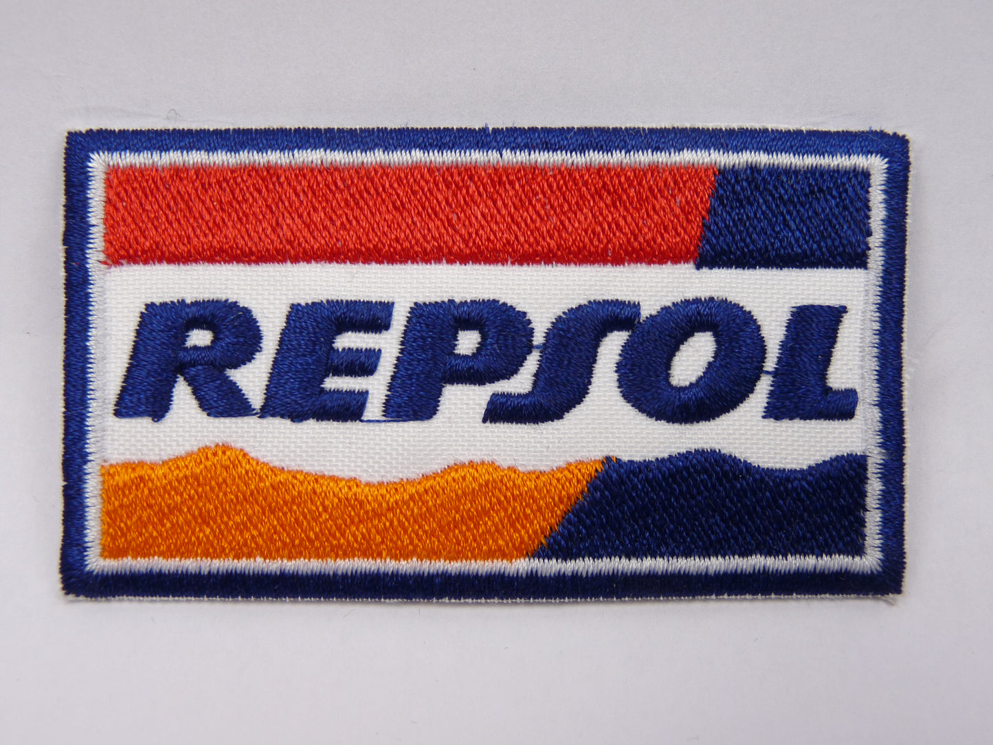 PTC122 Patch brodé thermocollé : logo Repsol largeur environ 7.9 cm hauteur environ 4.3 cm