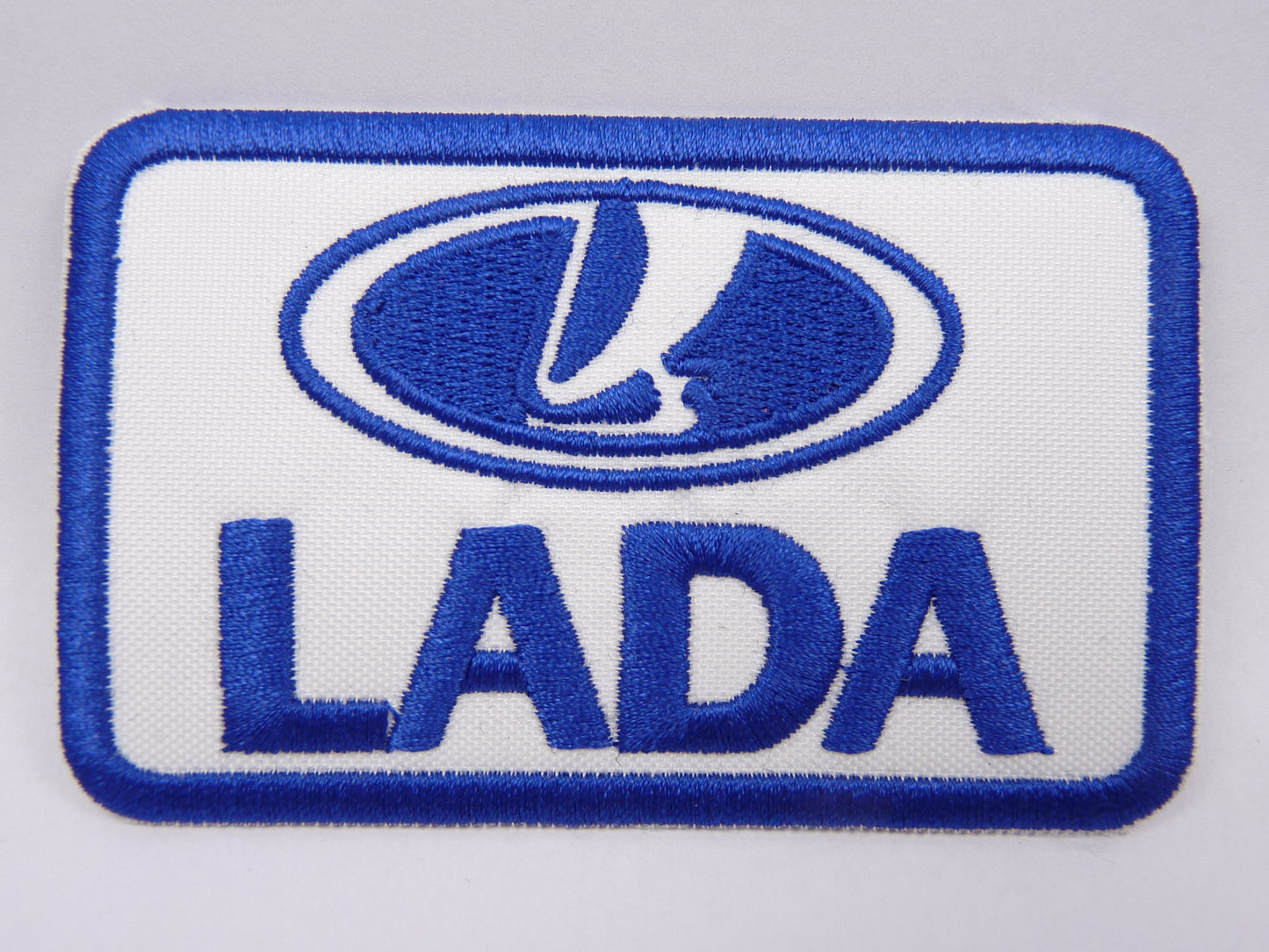 PTC12 Patch brodé thermocollé : logo Lada largeur environ 9 cm hauteur environ 5.1 cm