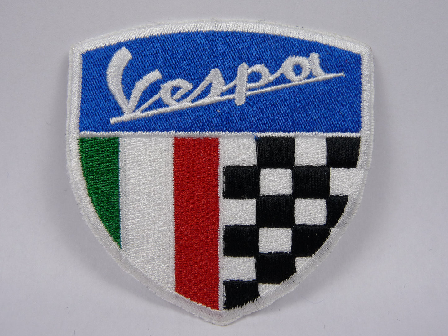 PTC135 Patch brodé thermocollé : logo Vespa largeur environ 7.5 cm hauteur environ 7.6 cm