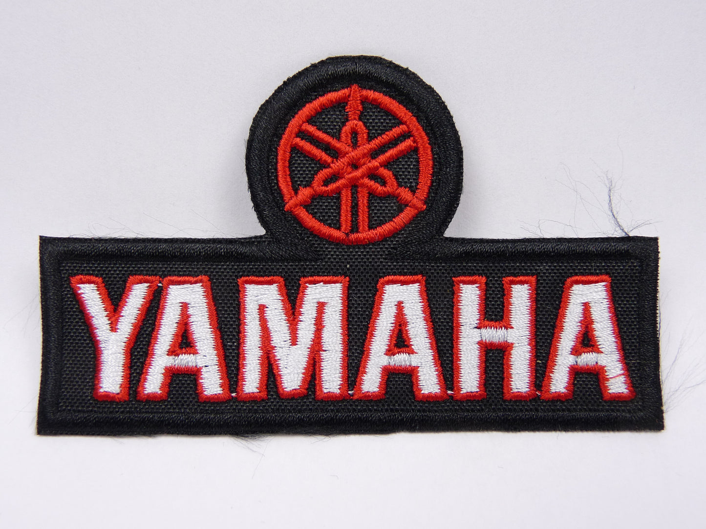 PTC139 Patch brodé thermocollé : logo Yamaha écriture rouge largeur environ 9.9 cm hauteur environ 6 cm