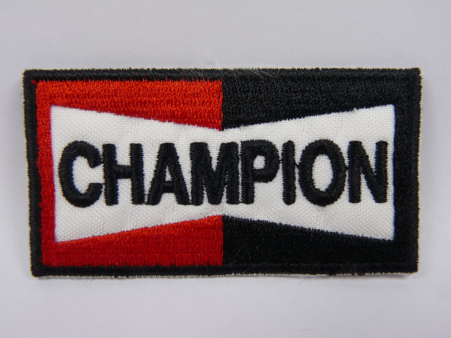 PTC143 Patch brodé thermocollé : logo CHAMPION largeur environ 7.5 cm hauteur environ 3.5 cm