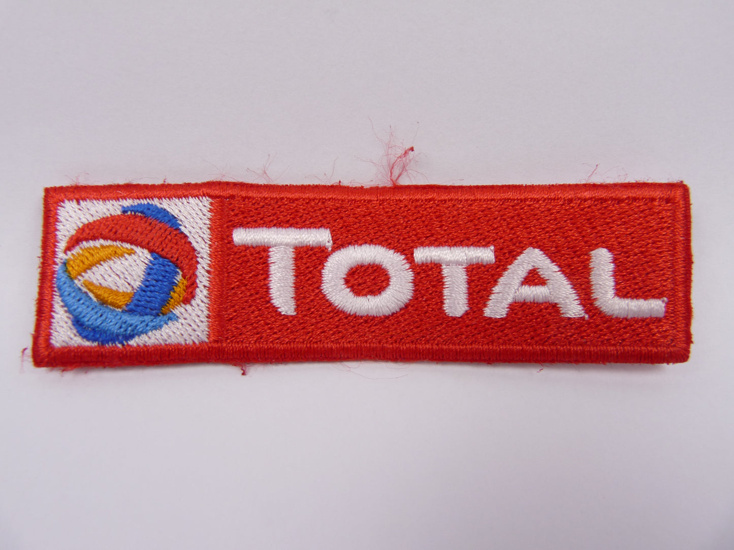 PTC145 Patch brodé thermocollé : logo TOTAL nouveau largeur environ 8.9 cm hauteur environ 2.5 cm