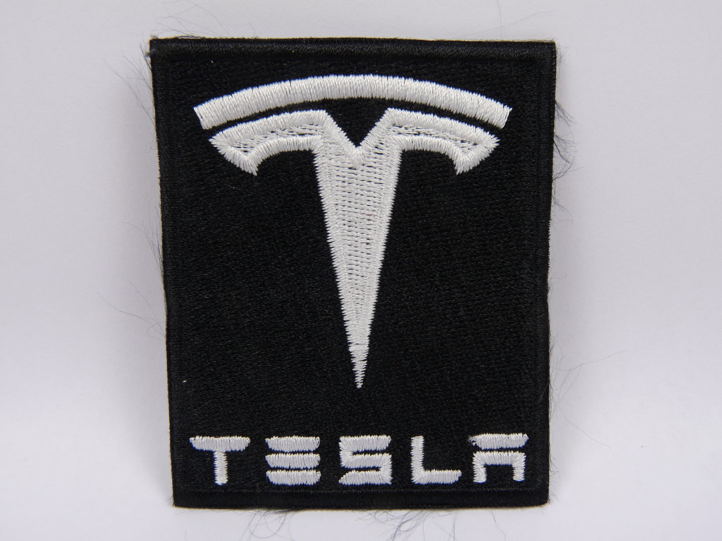 PTC148 Patch brodé thermocollé : logo TESLA largeur environ 6.2 cm hauteur environ 7.5 cm