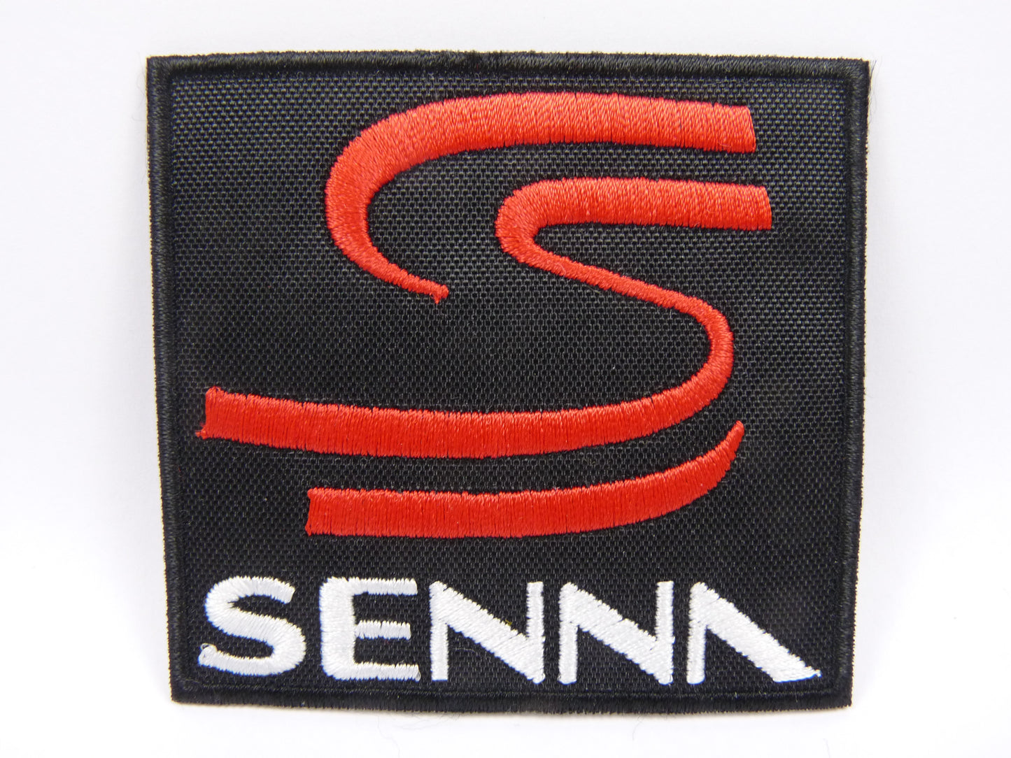 PTC153 Patch brodé thermocollé : logo SENNA largeur environ 7.2 cm hauteur environ 6.7 cm