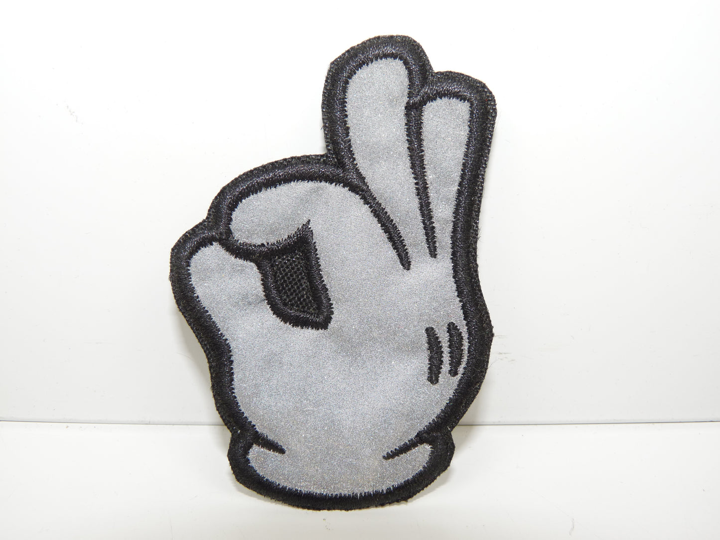 PTC158 Patch brodé thermocollé : logo Mickey main ok largeur environ 4.2 cm hauteur environ 7.4 cm