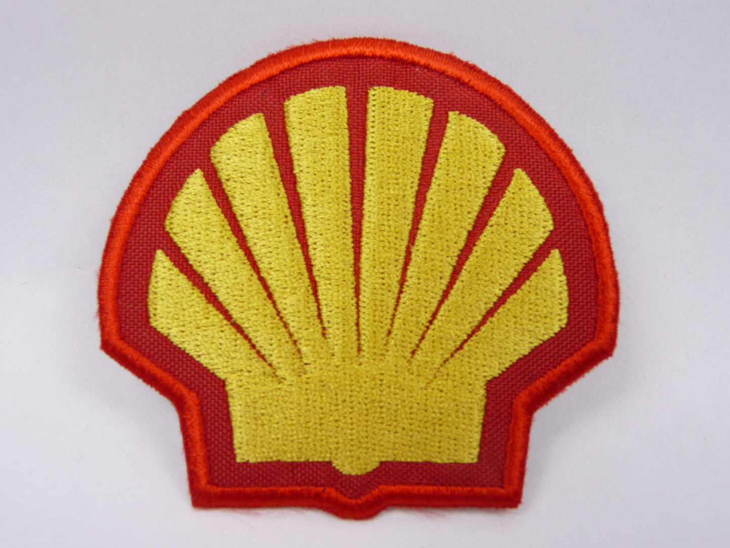 PTC16  Patch brodé thermocollé : logo Shell largeur environ 6.9 cm hauteur environ 6.5 cm