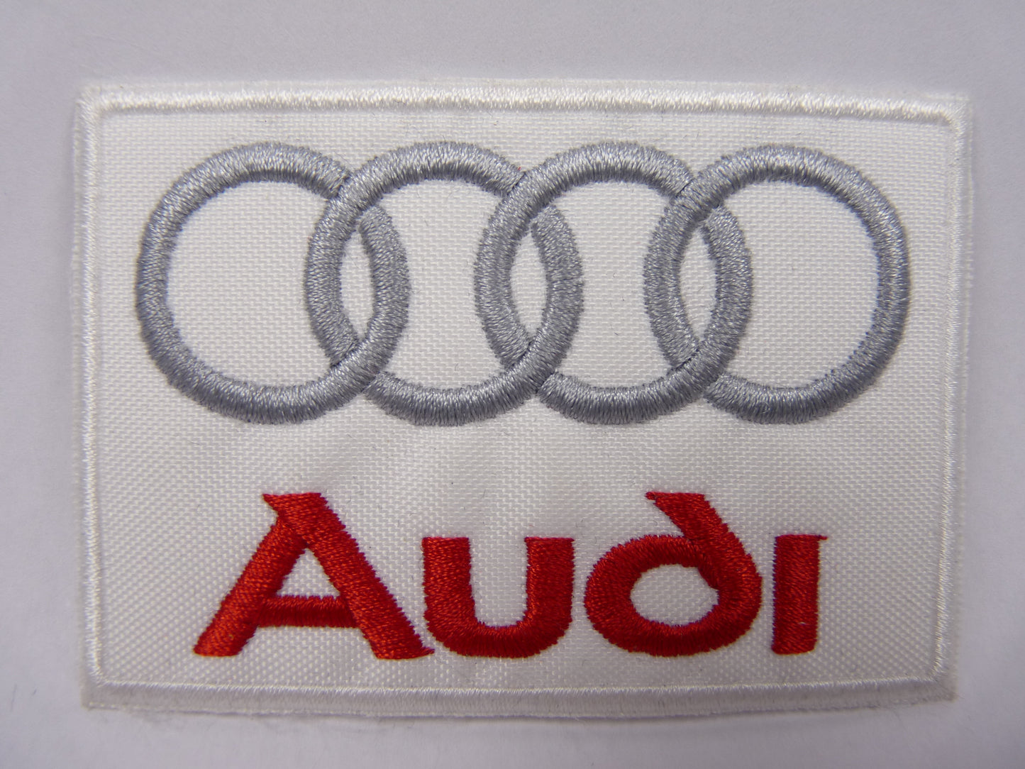 PTC26 Patch brodé thermocollé : logo Audi largeur environ 8.4 cm hauteur environ 5.8 cm