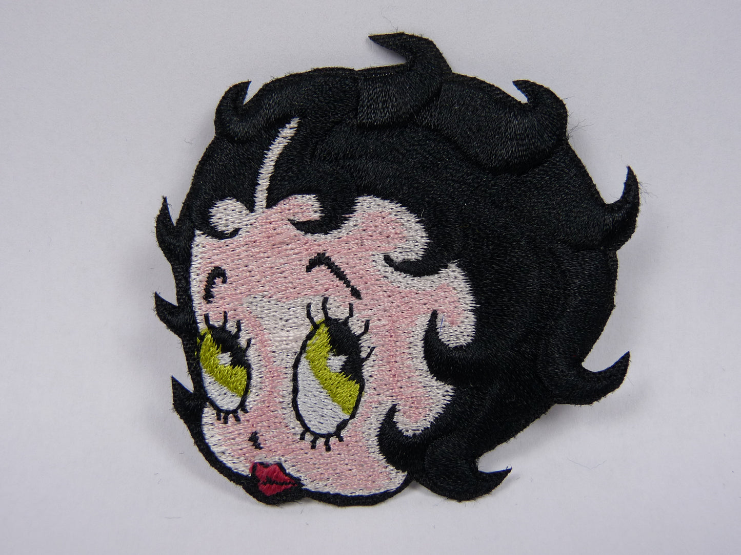 PTC30 Patch brodé thermocollé : Tête Betty Boop largeur environ 6.8 cm hauteur environ 6.7 cm
