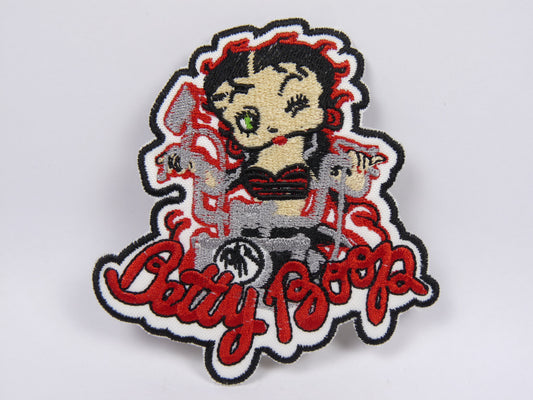 PTC33 Patch brodé thermocollé : logo Betty boop moto rouge largeur environ 8.9 cm hauteur environ 9.1 cm