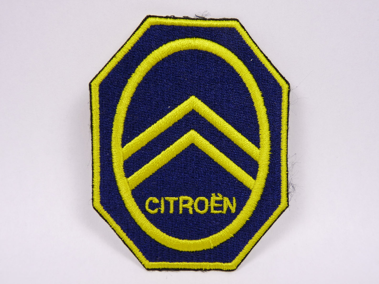 PTC42 Patch brodé thermocollé : logo Citroen Ancien largeur environ 6.4 cm hauteur environ 8.2 cm