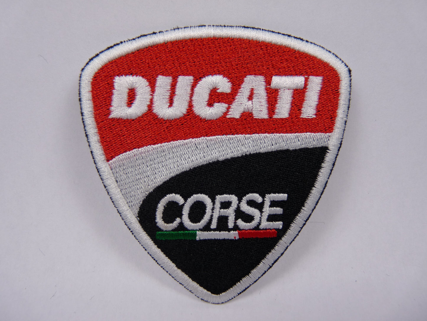 PTC51 Patch brodé thermocollé : logo Ducati largeur environ 7.2 cm hauteur environ 7.9 cm