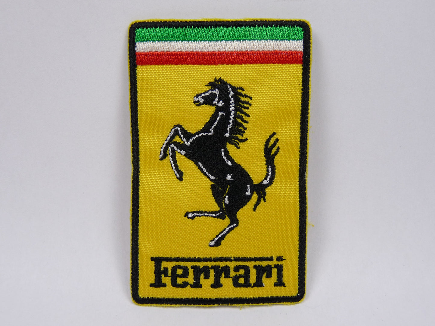 PTC58 Patch brodé thermocollé : logo Ferrari largeur environ 5.2 cm hauteur environ 9.1 cm