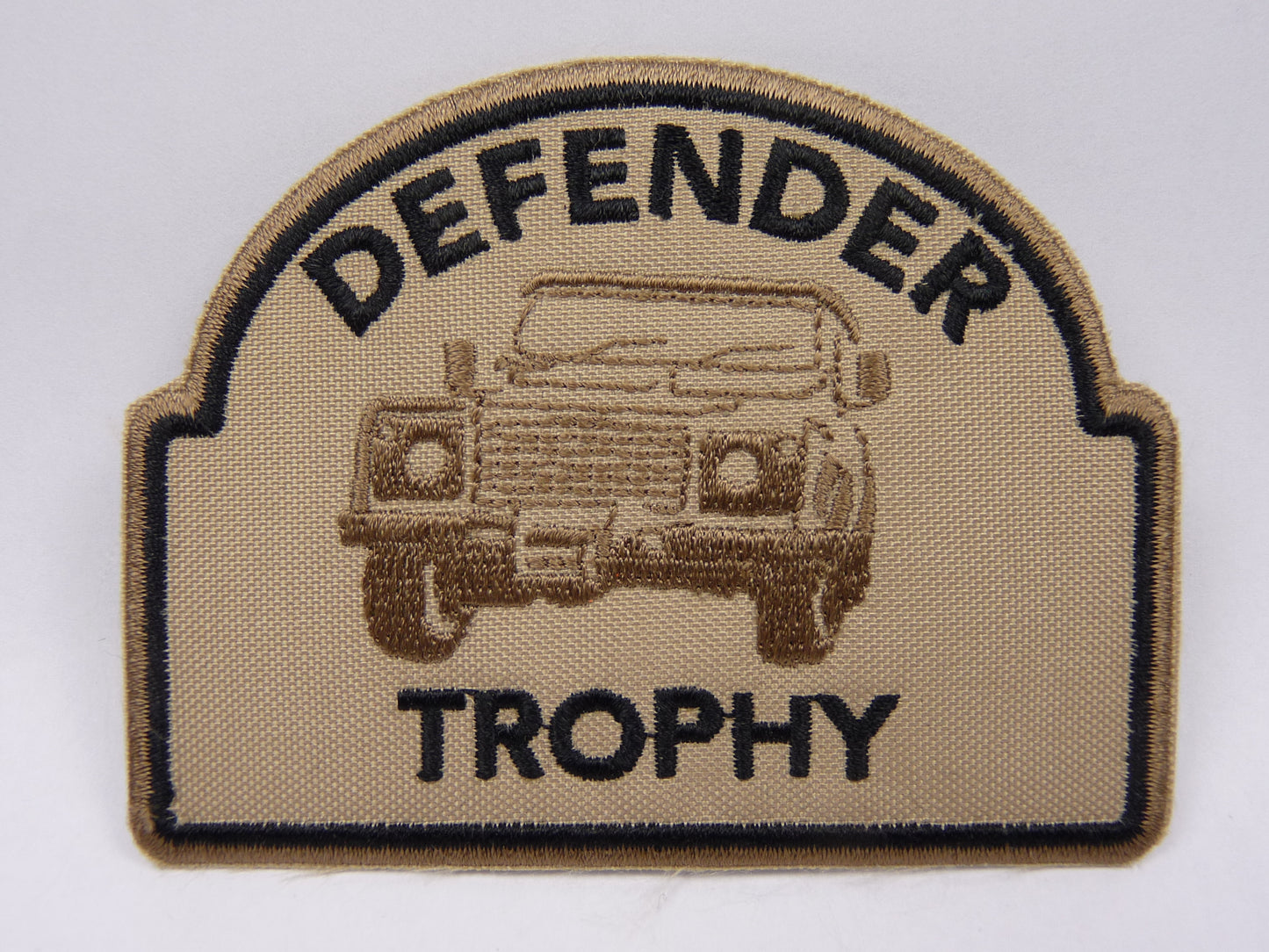 PTC6 Patch brodé thermocollé : logo Defender Trophy largeur environ 8.9 cm hauteur environ 6.9 cm