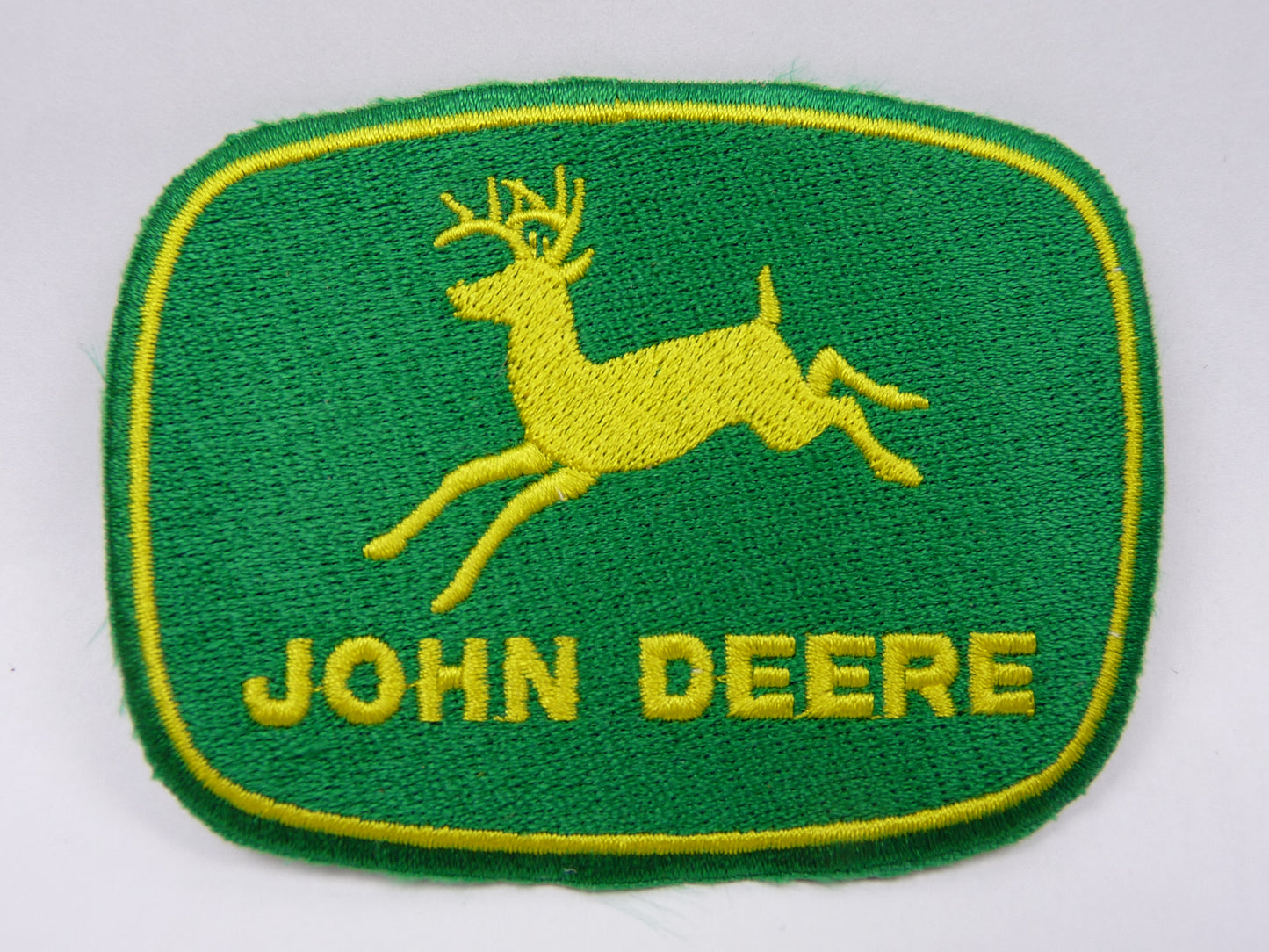 PTC80 Patch brodé thermocollé : logo John deere largeur environ 8.9 cm hauteur environ 6.7 cm