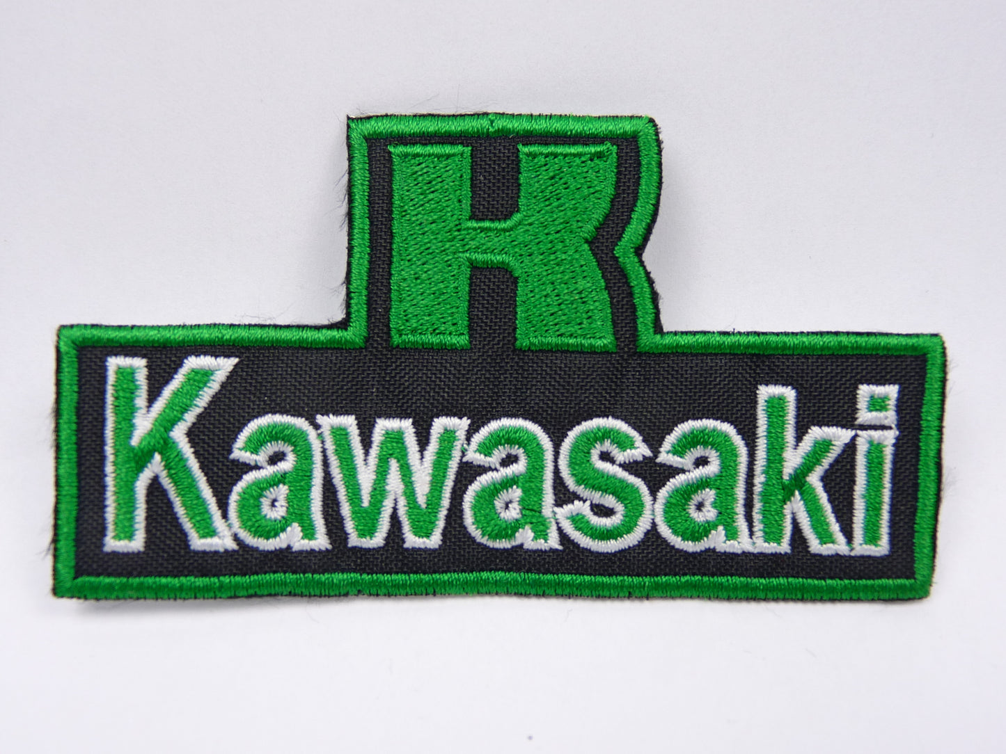 PTC83 Patch brodé thermocollé : logo Kawasaki largeur environ 9.8 cm hauteur environ 5.5 cm